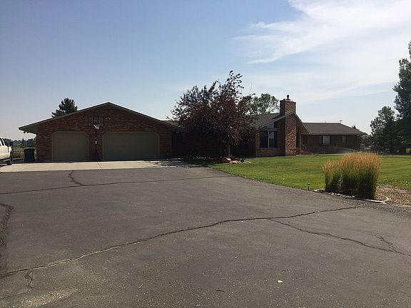 5th image of 3914 Village Dr