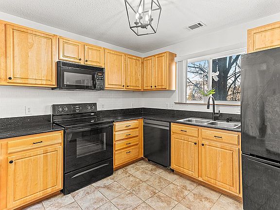 3rd image of 210 Marigold Cir