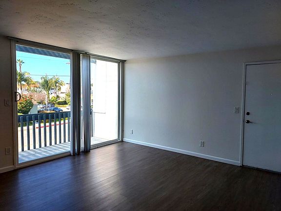 3rd image of 4791 Ingraham St #4791E