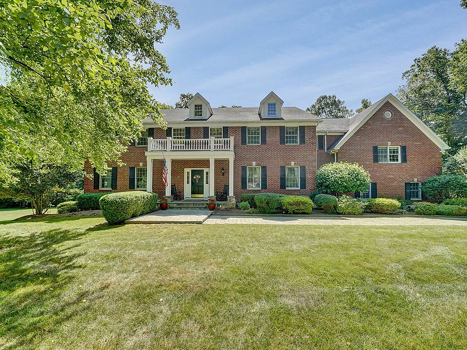 1st image of 19 Fieldstone Dr