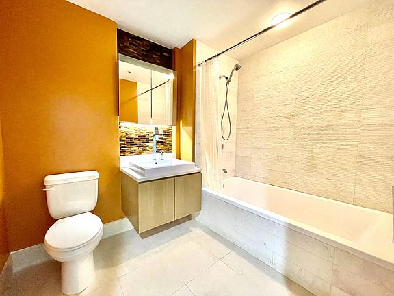 4th image of 77 Hudson St #2412A