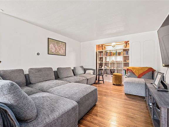 3rd image of 414 Satinwood Dr