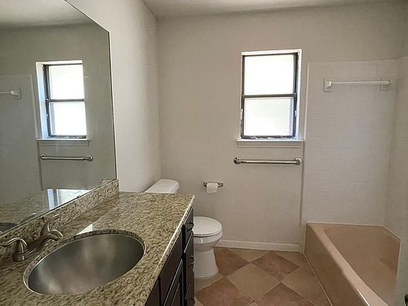 4th image of 117 E Blancas Dr