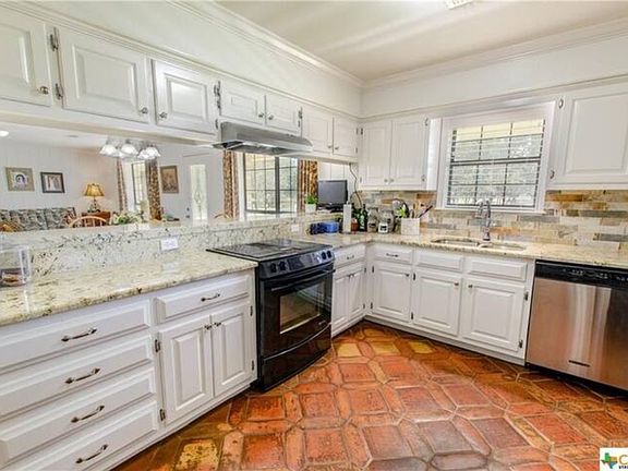 Kitchen (2 ovens and a cooktop)