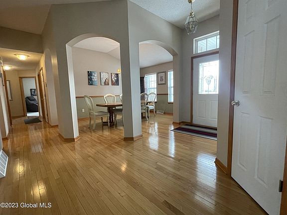 4th image of 7 Danbury Ct