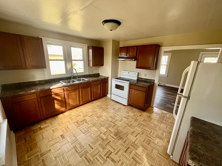 225 Baldwin St — Photo 2