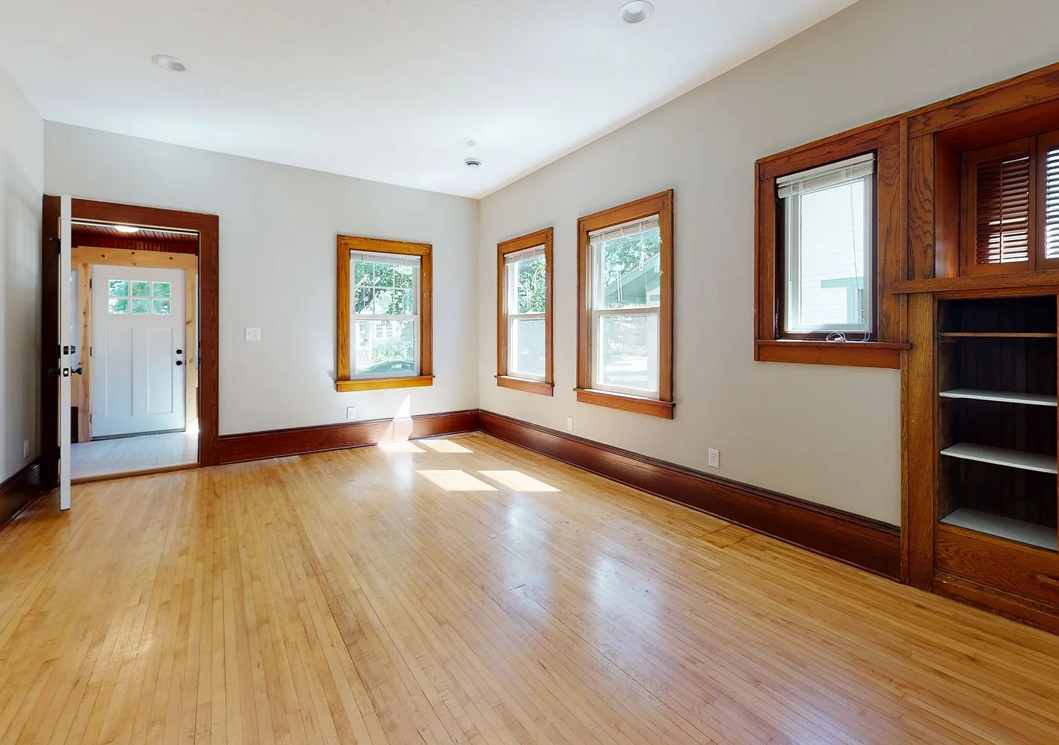 Renovated 6-Bedroom Single-Family House — Photo 2