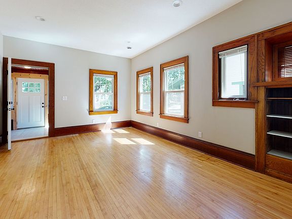 2nd image of 895 20th Ave SE