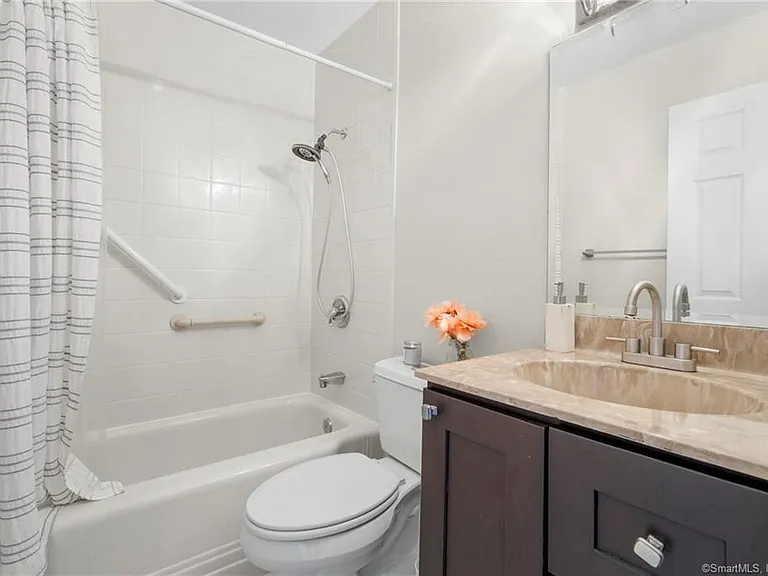 360 W Spring St #A7 — Photo 24