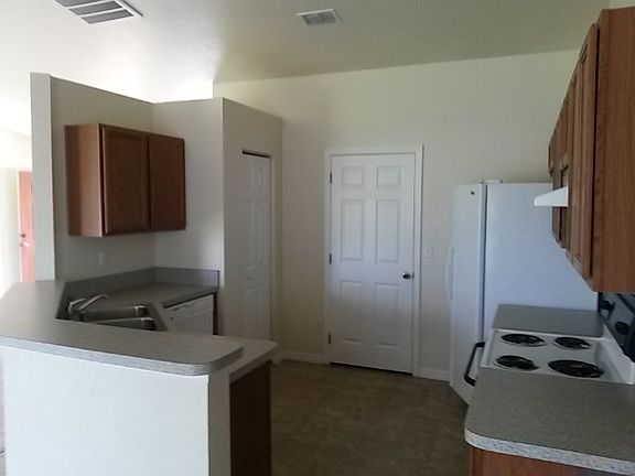 Kitchen w/ Appliances