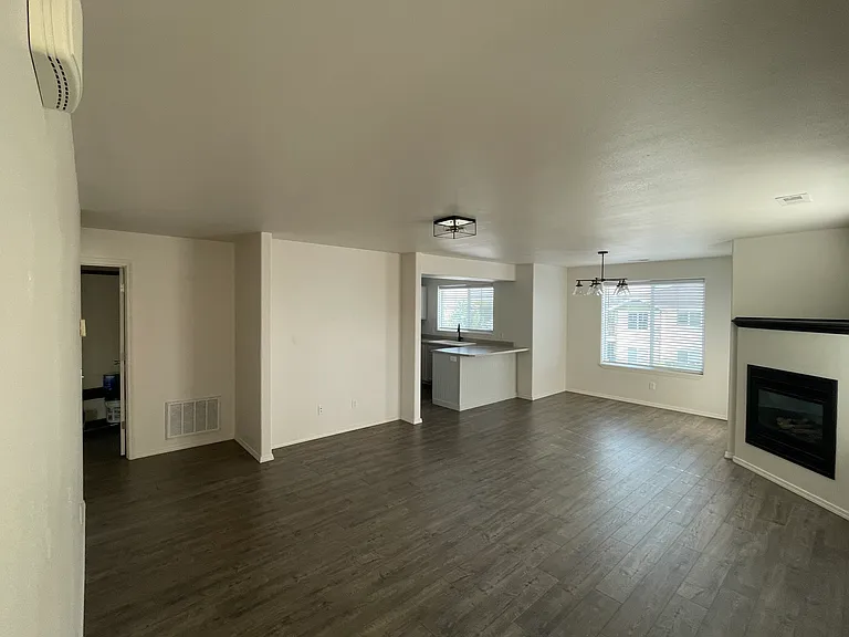 1094 Longbow Ln #E — Photo 2