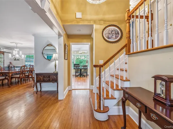 324 Plymouth Avenue, Brightwaters, NY 11718