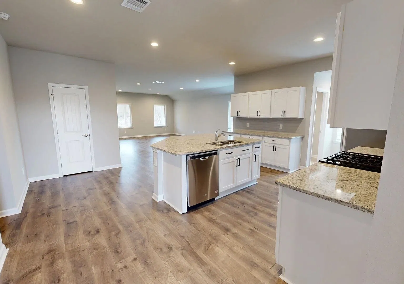 4 bed, 2.0 bath, 2079 sqft, $2,200 — Photo 3