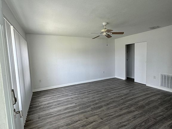 4th image of 526 Sumner St
