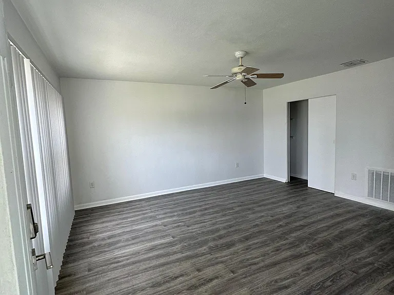 526 Sumner St — Photo 4
