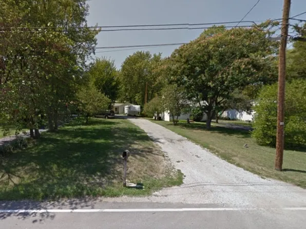 9 Shumate Ave, Maryland Heights, MO 63043