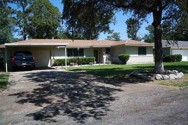 1st image of 300 Live Oak Ln