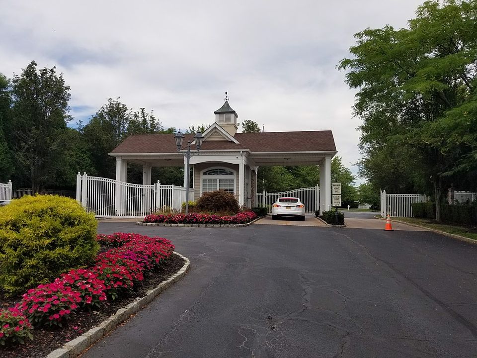 2nd image of 94 Hamlet Dr