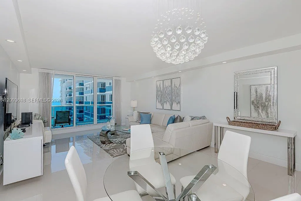 Roney Palace Condo — Photo 3
