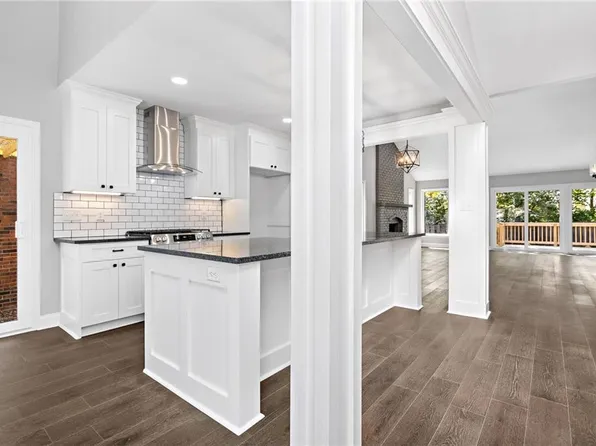 12885 Cambridge Cir, Leawood, KS 66209