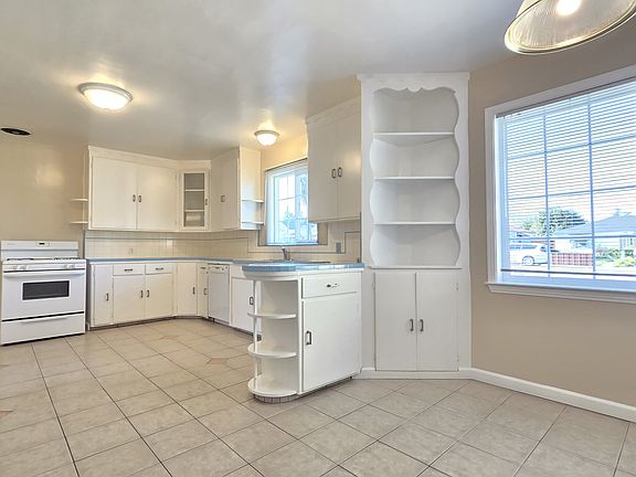 3rd image of 260 Bellerose Dr