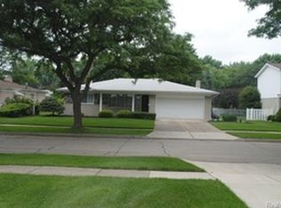 32253 Cambridge Dr, Warren, MI 48093