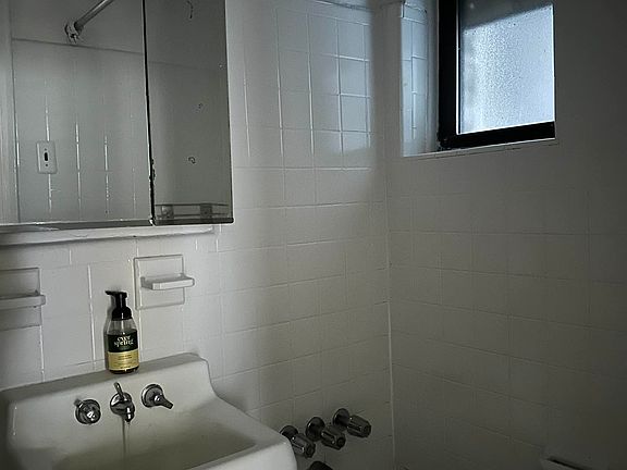 3rd image of 311 E 90th St APT 2D