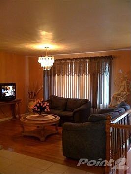 816 Coggeshall, NB living room