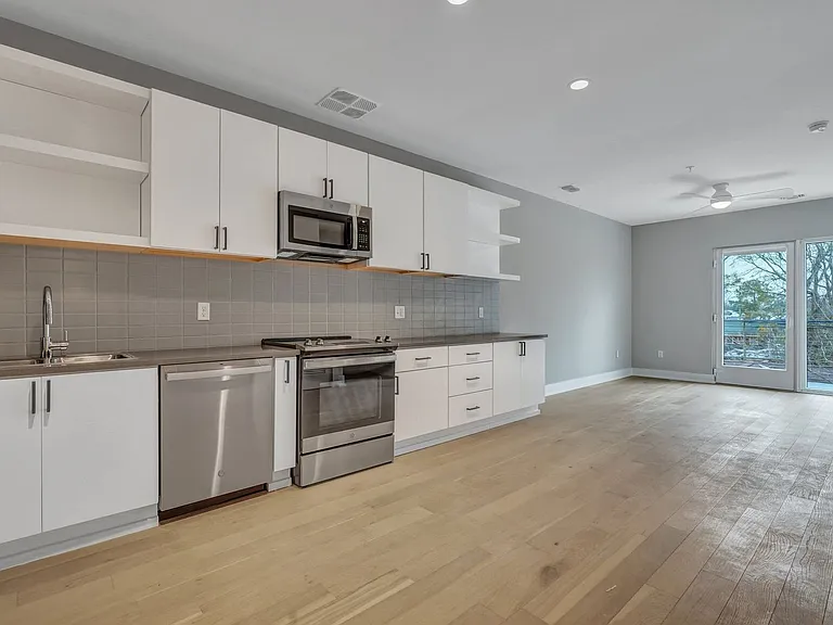 601 E 39th Street — Photo 48