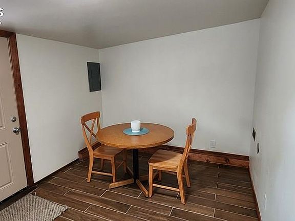 5th image of 909 Currie St