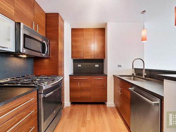 5th image of 225-227 W 60th St #19C