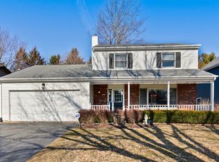 922 Pin Oak Cir, Cary, IL 60013