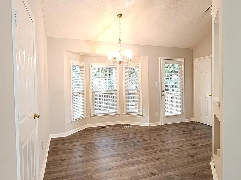 303 Woodstar Dr — Photo 5