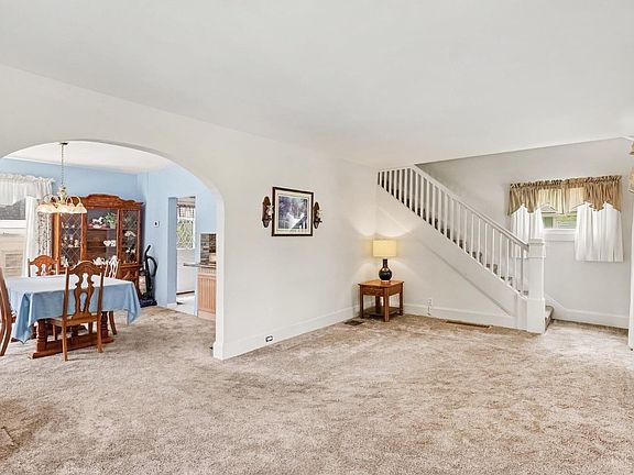 5th image of 220 Victoria Ave