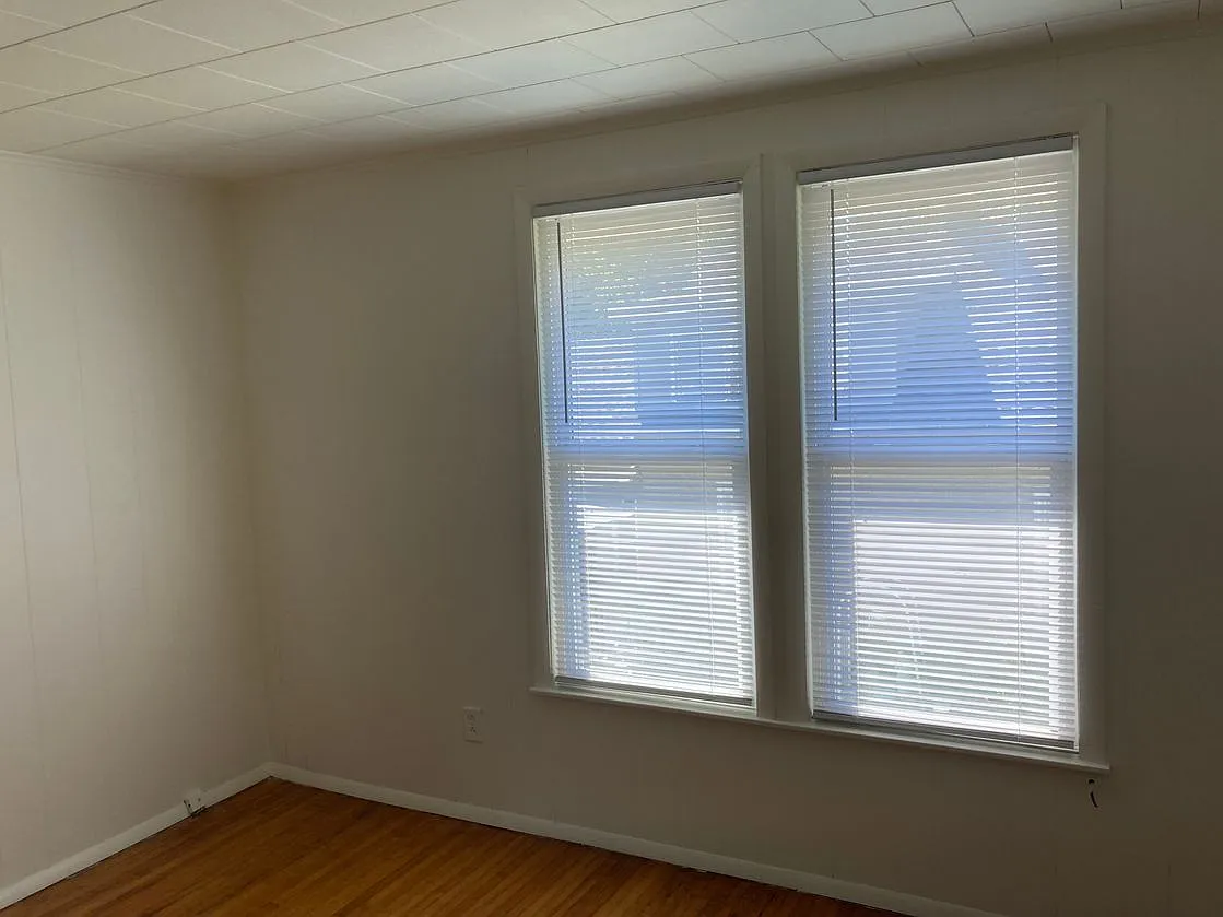 3 bed, 1000 sqft, $1,100 — Photo 3