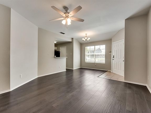 3rd image of 305 Kings Way Dr APT A