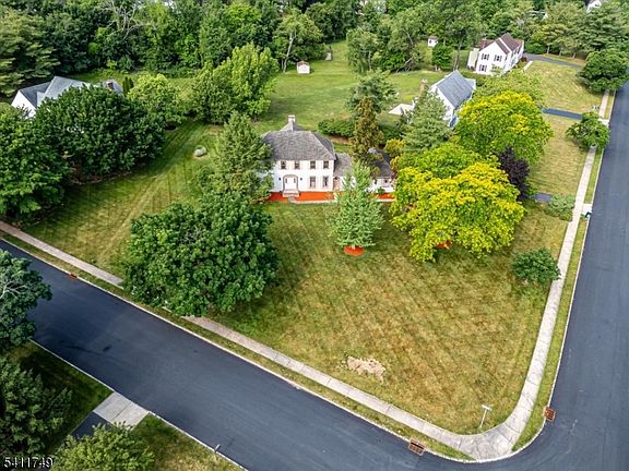 3rd image of 19 Arrowhead Dr