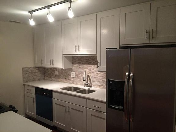3rd image of 633 W Arlington Pl