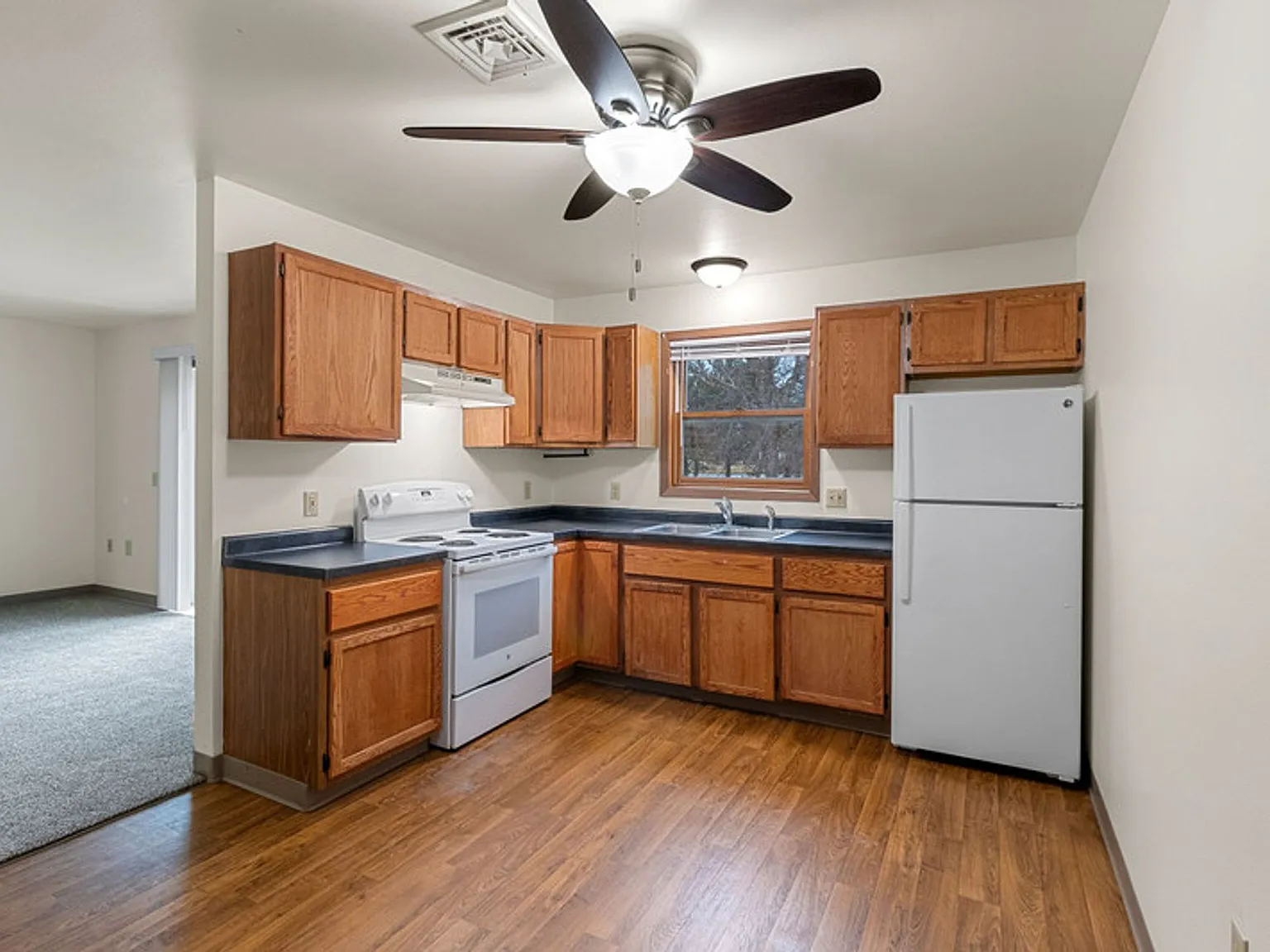 Hickory Drive and Pinecrest Apartments — Photo 3