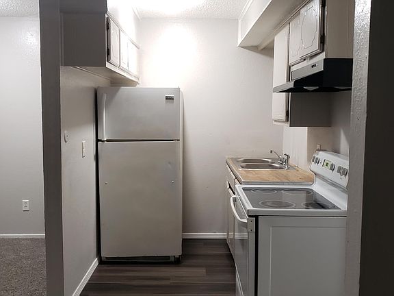 3rd image of 1400 Woodbine St #1