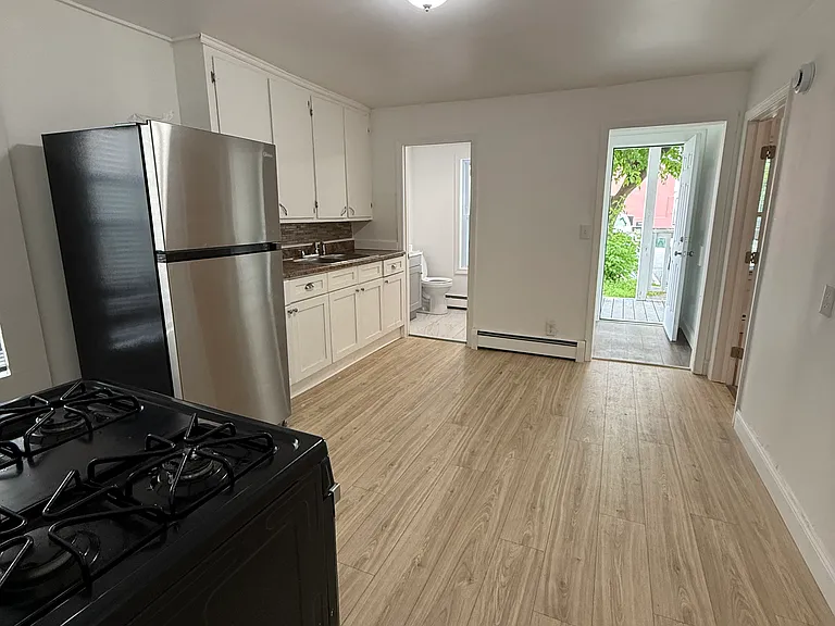 180 Cedar St #4 — Photo 1