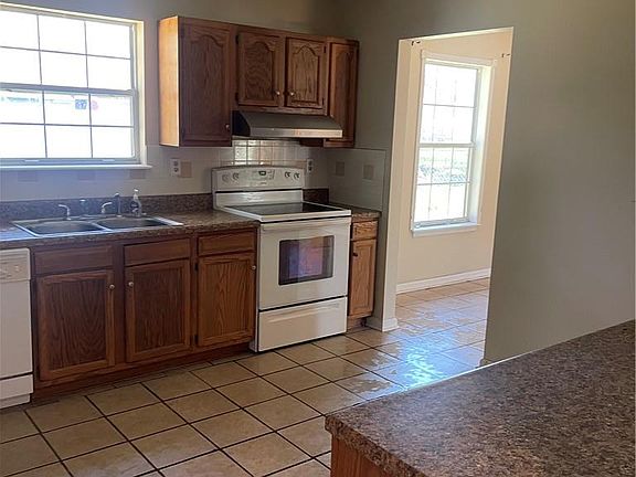 4th image of 816 Old Point Ave