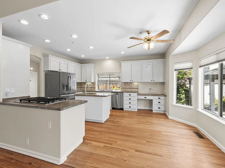 560 Diana Ave — Photo 18