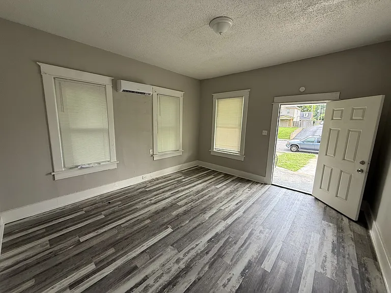 1057 College St — Photo 7