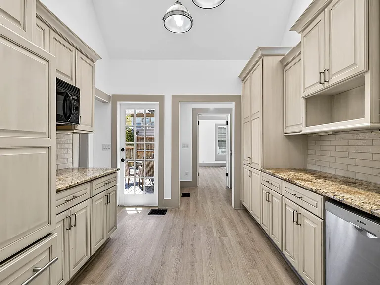 1330 Cherry St NE — Photo 17