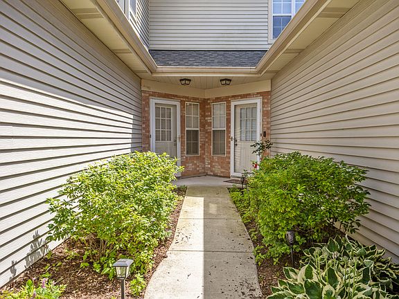 3rd image of 121 Golfview Dr
