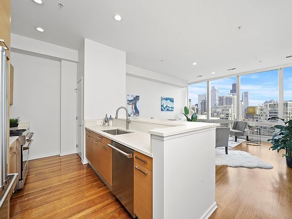 5th image of 500 W Superior St Unit 2009