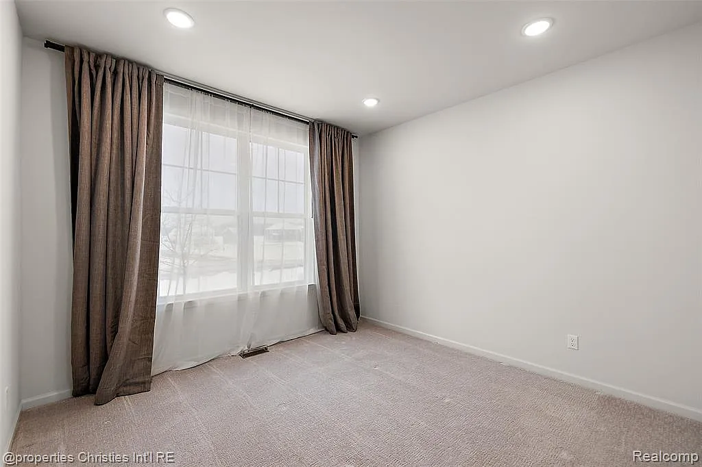 4 bed, 2.5 bath, 2504 sqft, $4,250 — Photo 4