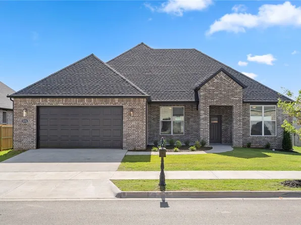 2835 N Grey Squirrel Dr, Fayetteville, AR 72704