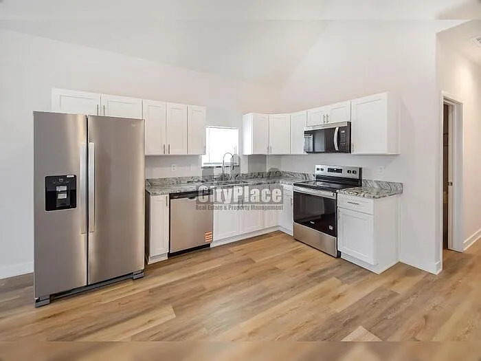 1135 W 21st St — Photo 8